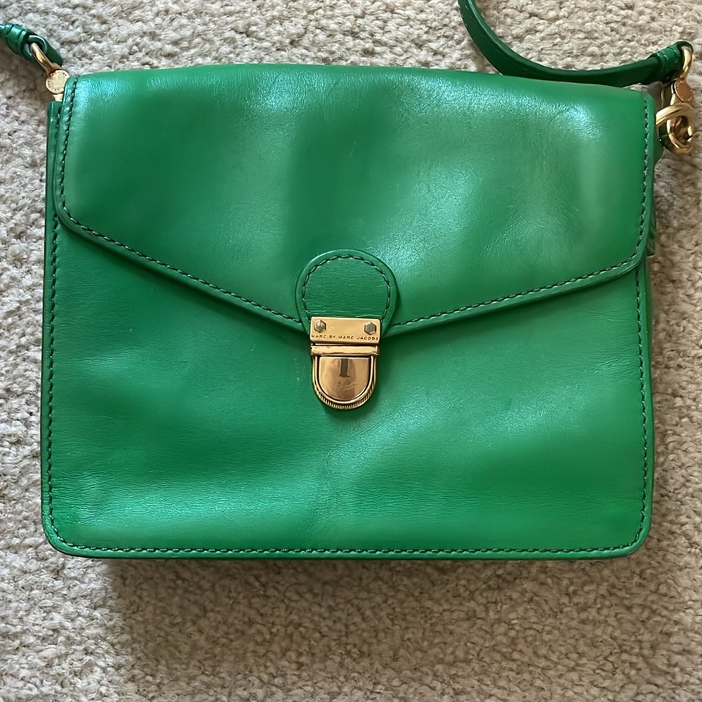 Marc Jacobs Emerald Green Leather Crossbody Bag with Gold Hardware - Picture 2 of 10